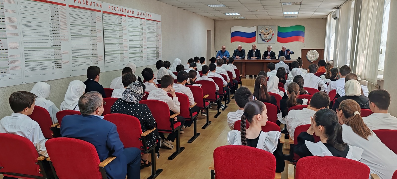 В рамках Всероссийской патриотической акции «Вахта Героев Отечества» сегодня в Кумторкалинском районе гостили герои России Владимир Легошин и Загид Загидов.